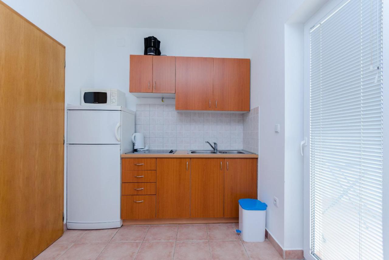 Apartments Alex Lopar Bagian luar foto